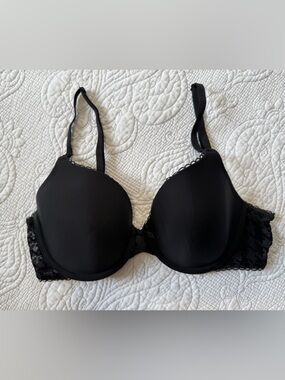 Victoria's Secret Black Lace Trim T-Shirt Bra w/herringbone detail on band.